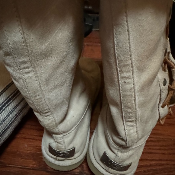 Uggs tall lace up boot - Picture 3 of 6